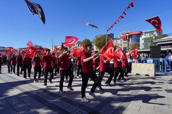PENDİK’TE 102 METRELİK TÜRK BAYRAĞI İLE CUMHURİYET KUTLAMASI