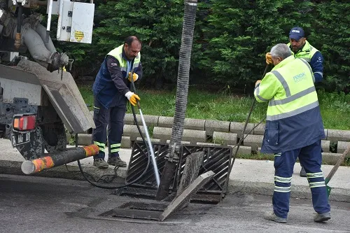 YAĞMUR SUYU KANALLARINI VE MAZGALLARI TEMİZLİYORLAR
