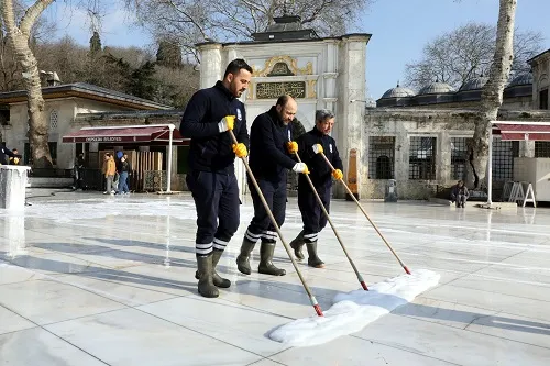 Eyüp Sultan Camii Ve Eyüpsultan Meydanı Gül Suyuyla Yıkandı