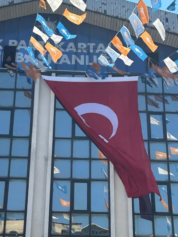 KARTAL VE İSTANBUL AY YILDIZLA SÜSLENDİ